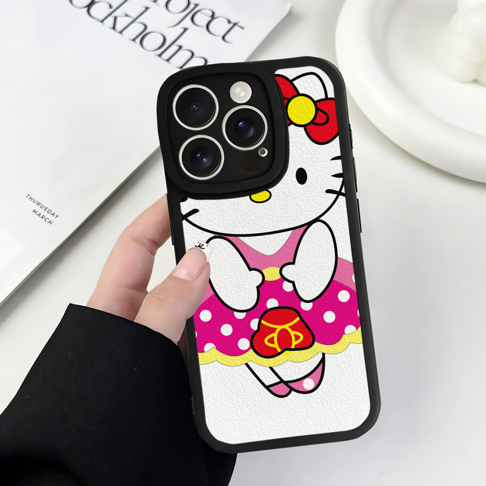 （画像用） Hello Kitty ハローキティ 【iPhone 16シリーズ対応】シリコンスマホケース（レザー調） 材質：シリコン